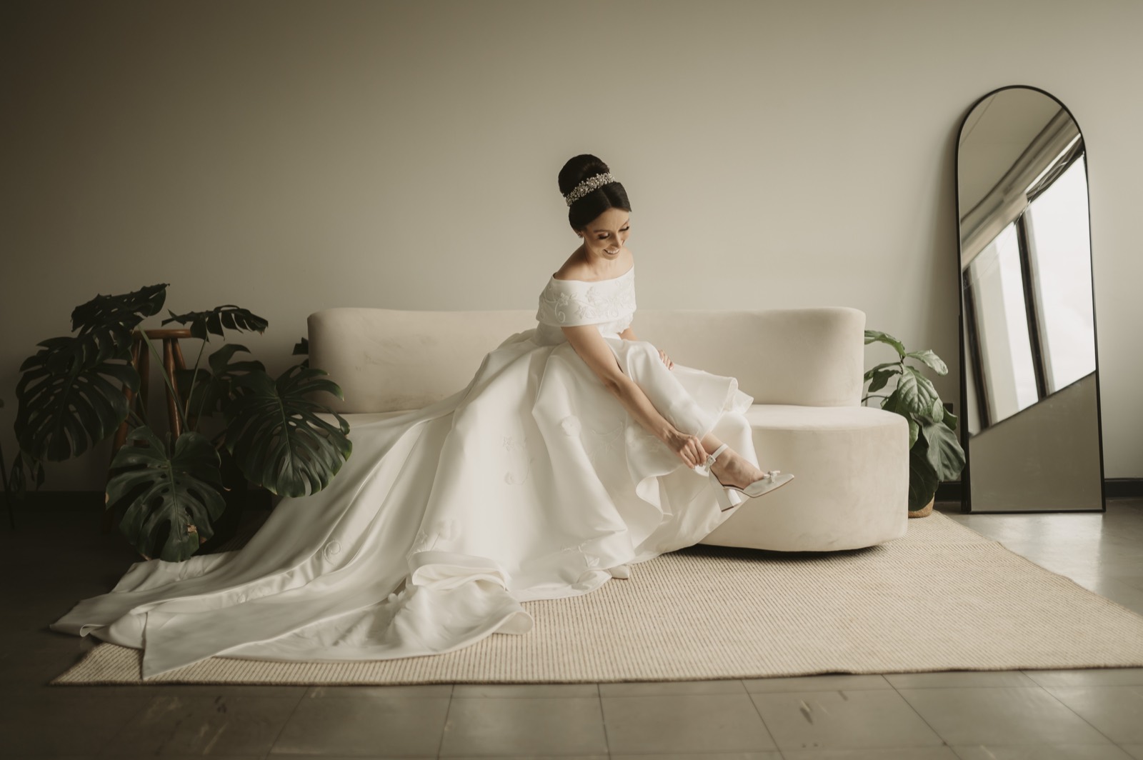 Noiva em produção com vestido e véu em ambiente elegante