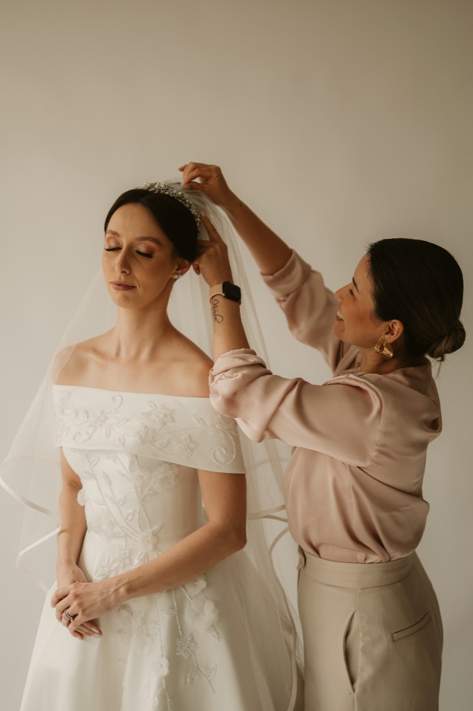 Ajuste de véu da noiva com cuidado nos detalhes