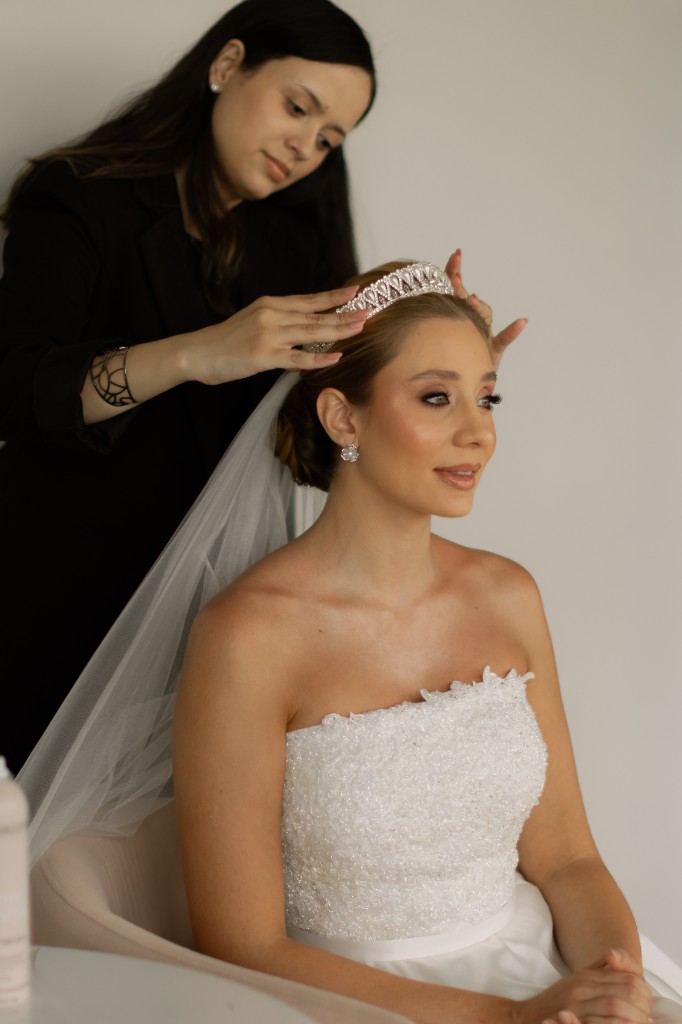 Finalização de penteado de noiva em ambiente elegante
