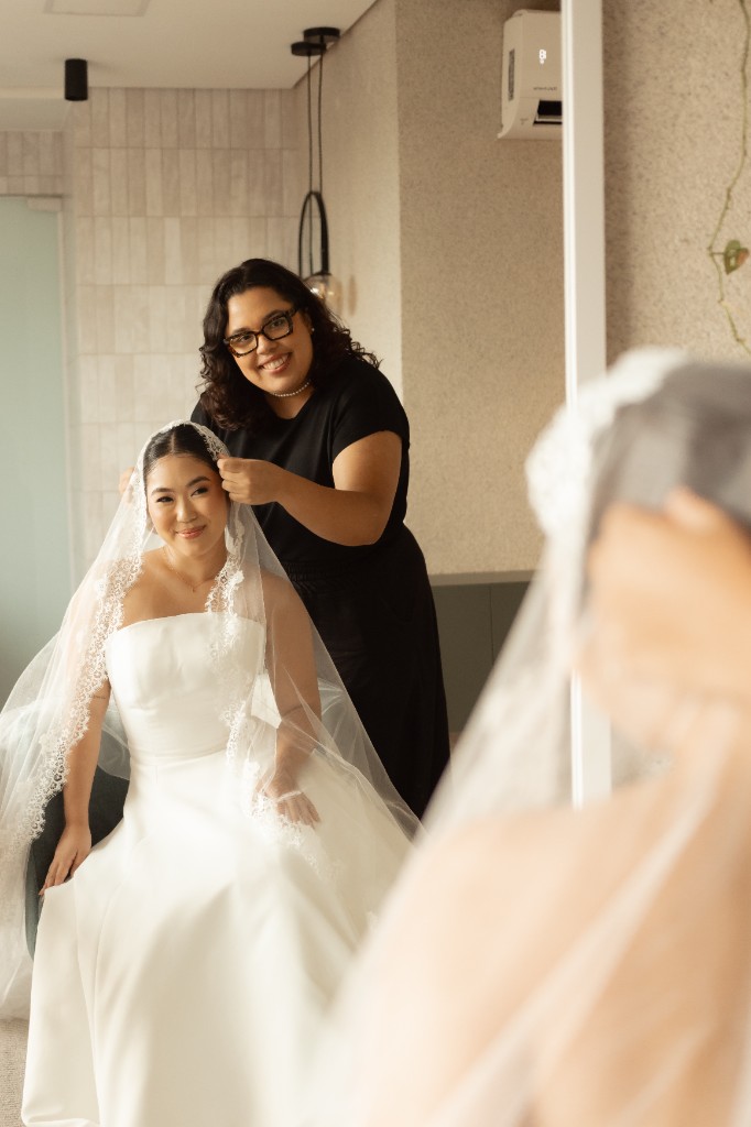 Equipe preparada atendendo noiva no grande dia