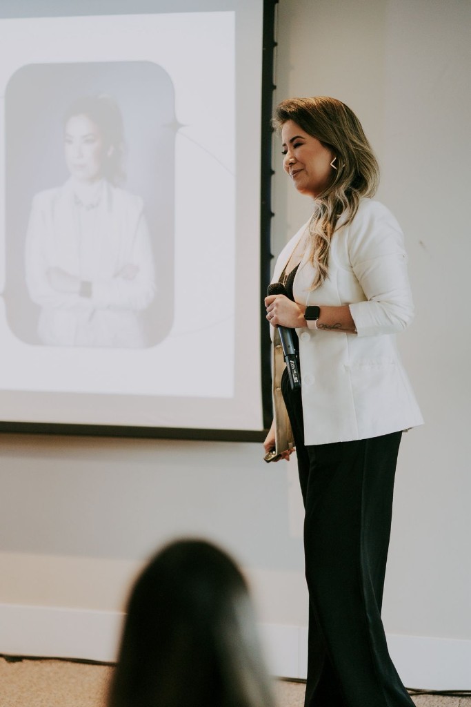 Judith Kuroe palestrando em treinamento profissional